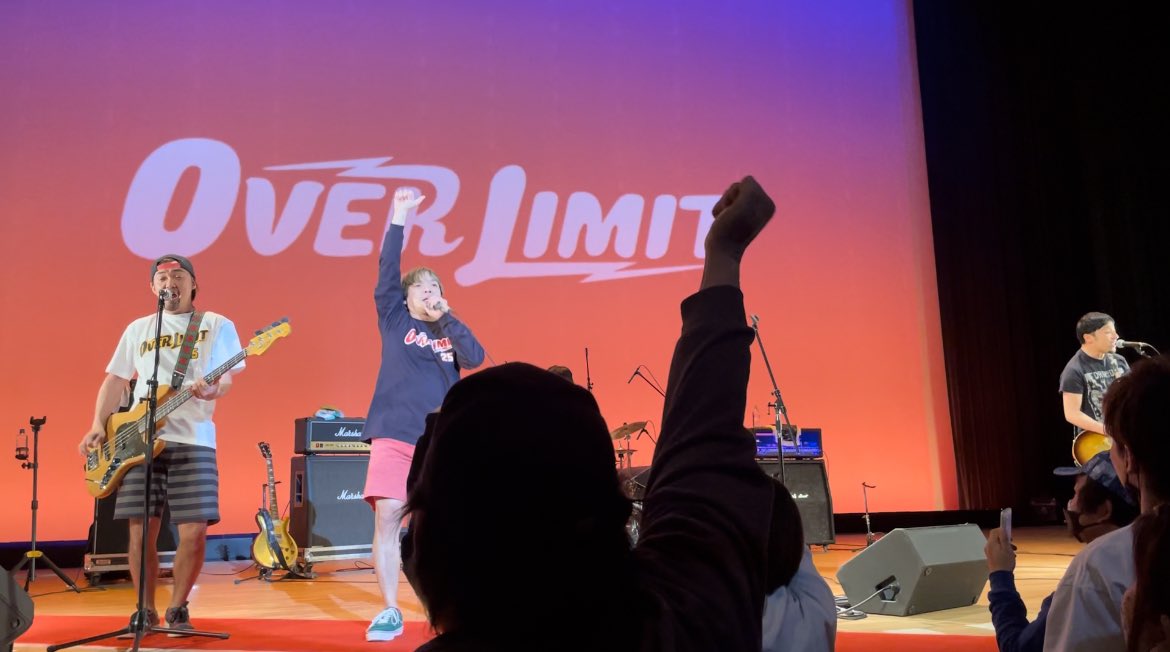 rikatiman's tweet image. まさかプロレスに行ったのに
OVERLIMITのライブが観れるなんて！！

高校生の時やから18年ぶり？くらいに
カメレオンを聞けてメッチャメッチャ感激！！
あいだあいてても、自然と歌詞覚えてる🤩
自分スゴ！そして、何よりもファンの人たちの
マナーが鬼良くて素晴らしかった！

#オバリミ
#OVERLIMIT