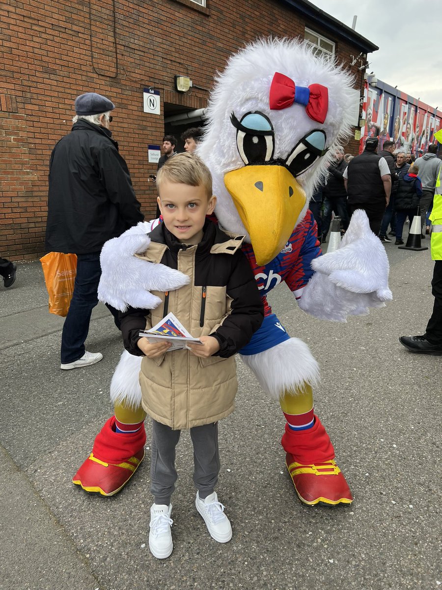 GSwagsta's tweet image. My boy meeting legends before the game ❤️💙 #cpfc #cpfcfamily