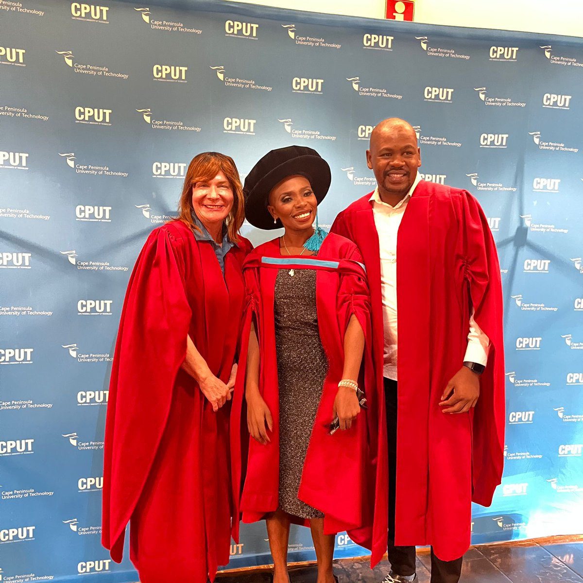 Lusa_Nora's tweet photo. 17.04.23
👩🏾‍🔬🔬⚗️🧫 ➡️➡️ 👩🏾‍🎓 
Best birthday ever 🎂🎊
#graduation2023 https://t.co/UFTmvD11l0