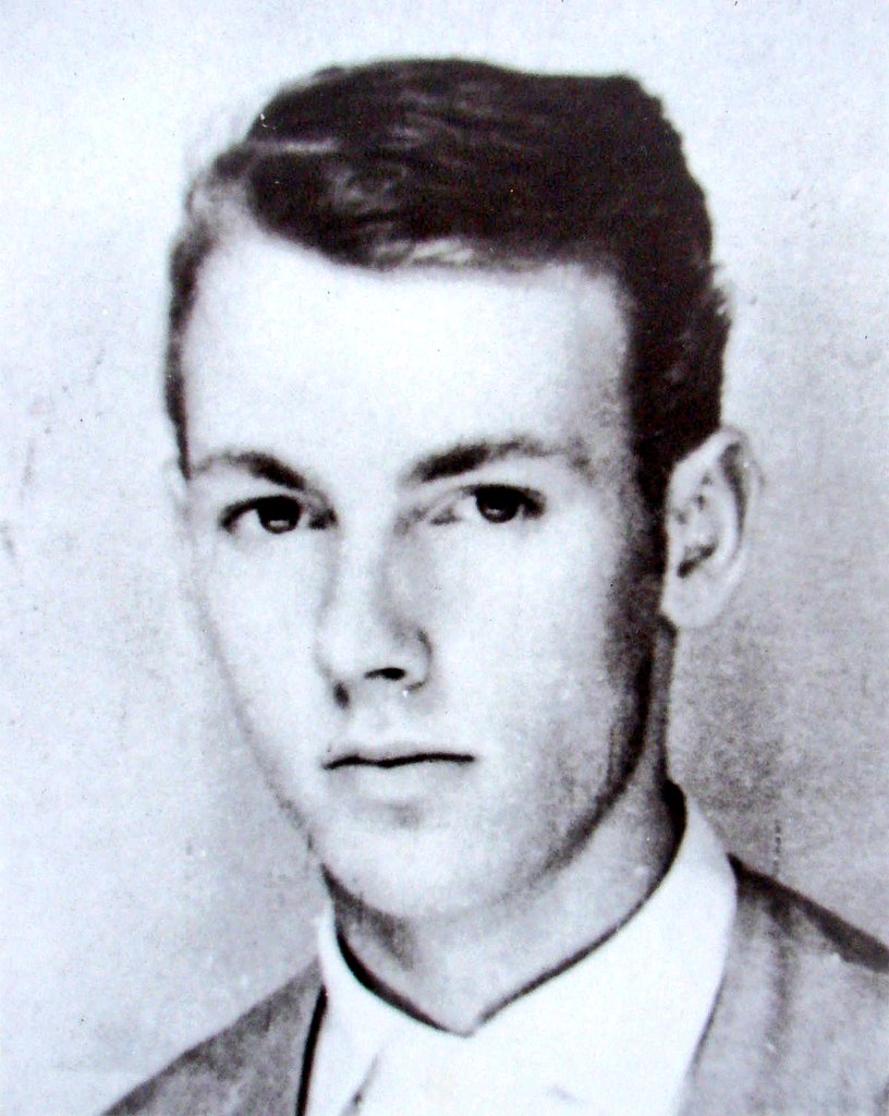 RepublicanoCh's tweet photo. PETER FECHTER el 17 de agosto de 1962 este joven alemán fue acribillado por la Alemania comunista por querer saltar el muro de Berlín hacía la libertad. Fue la primera víctima y la más recordada, toda su familia ya había cruzado y solo faltaba él.
#PeterFechter #NinoBravo #Libre https://t.co/Me6hfpKEyu