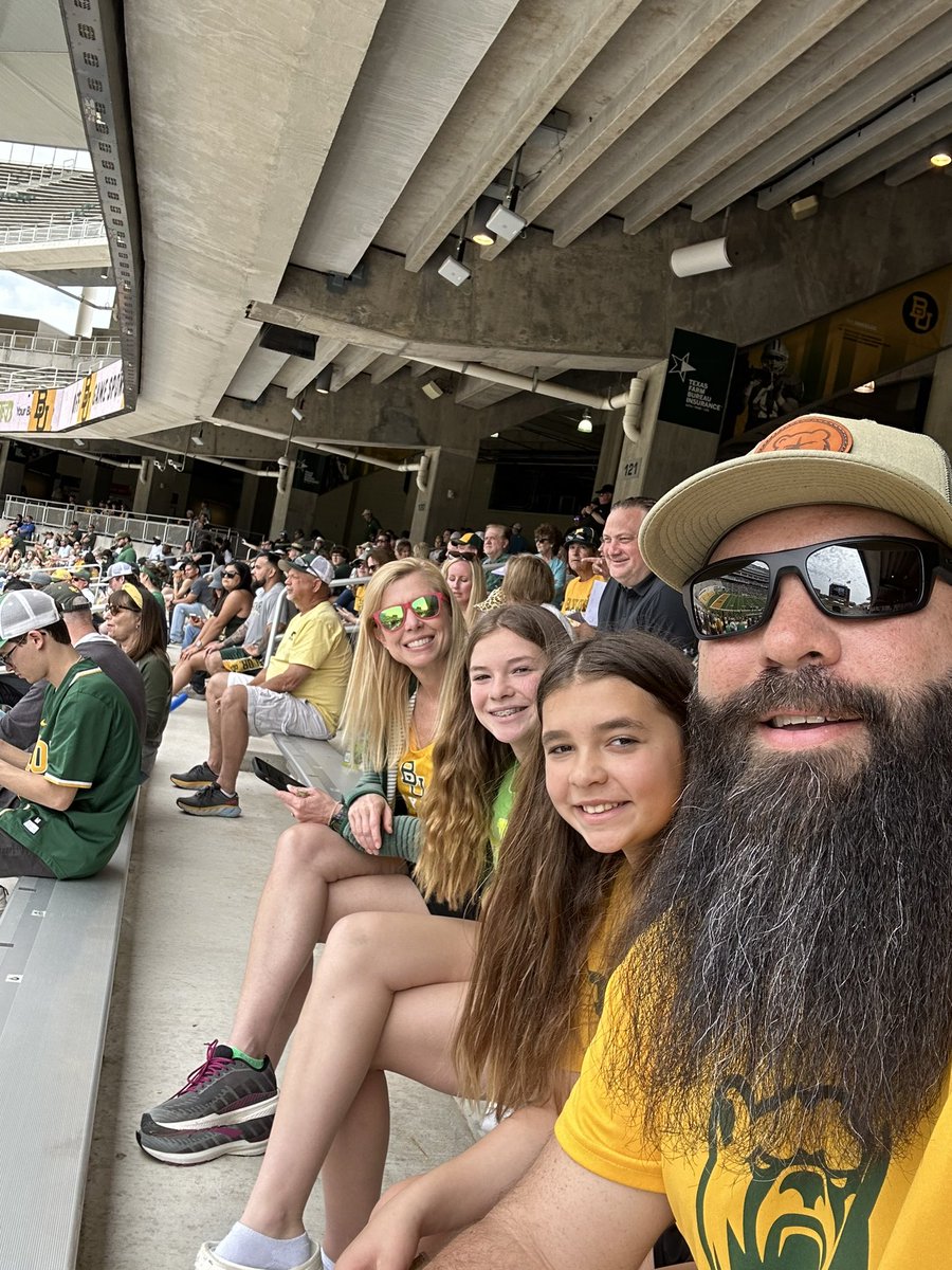 _bearhat's tweet photo. @BUFootball Green &amp; Gold game with the family!! #SicEm https://t.co/upGaSNAK95