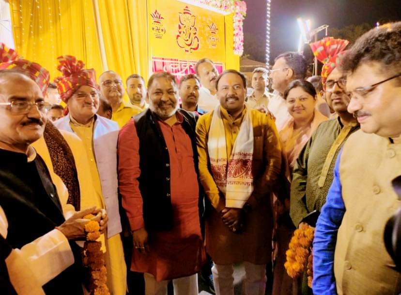 आज जनेश्वर मिश्रा पार्क, लखनऊ में भाजपा उ० प्र० के प्रदेश मंत्री  श्री शंकर लाल लोधी जी के यहाँ आयोजित वैवाहिक कार्यक्रम में सम्मिलित हुआ।