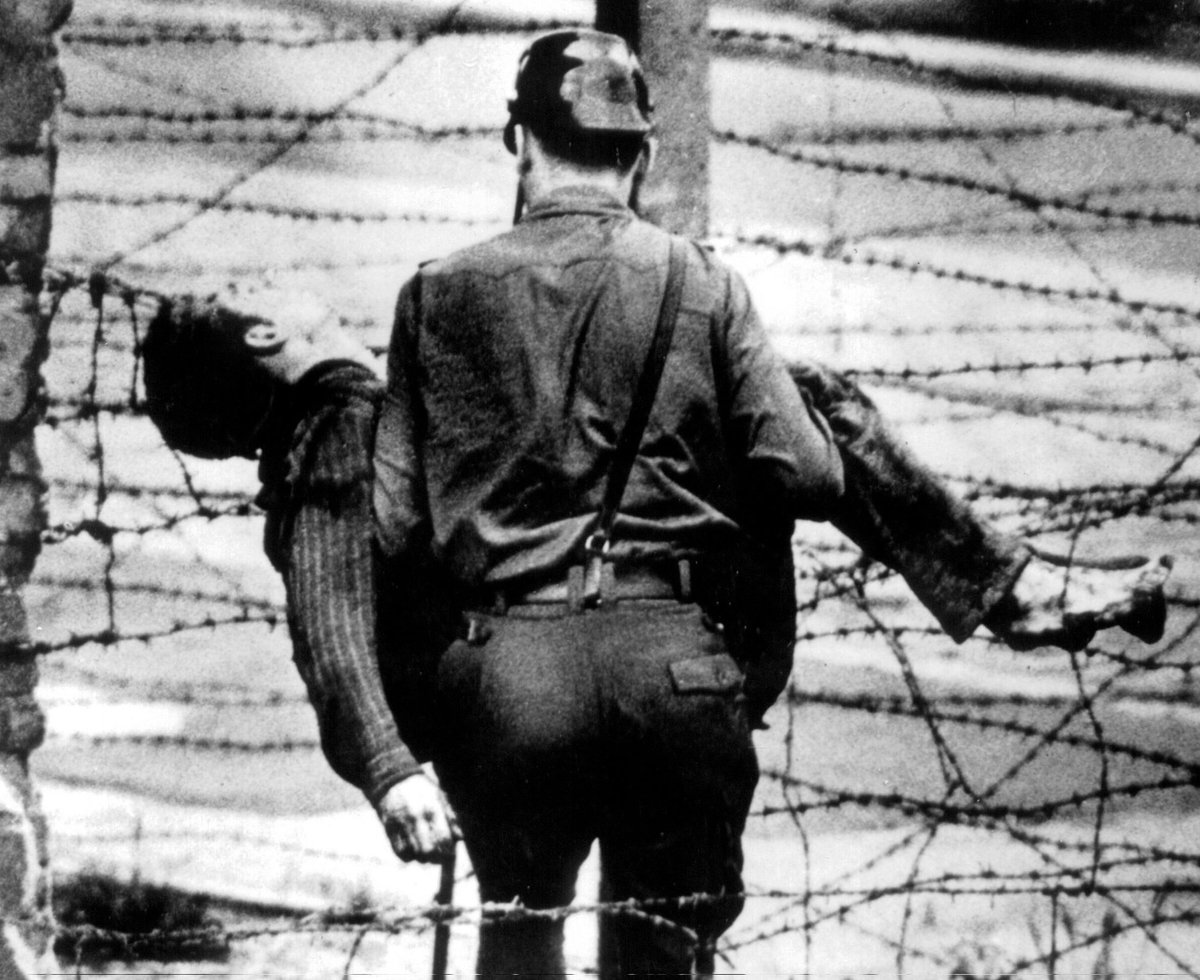 RepublicanoCh's tweet photo. PETER FECHTER el 17 de agosto de 1962 este joven alemán fue acribillado por la Alemania comunista por querer saltar el muro de Berlín hacía la libertad. Fue la primera víctima y la más recordada, toda su familia ya había cruzado y solo faltaba él.
#PeterFechter #NinoBravo #Libre https://t.co/Me6hfpKEyu