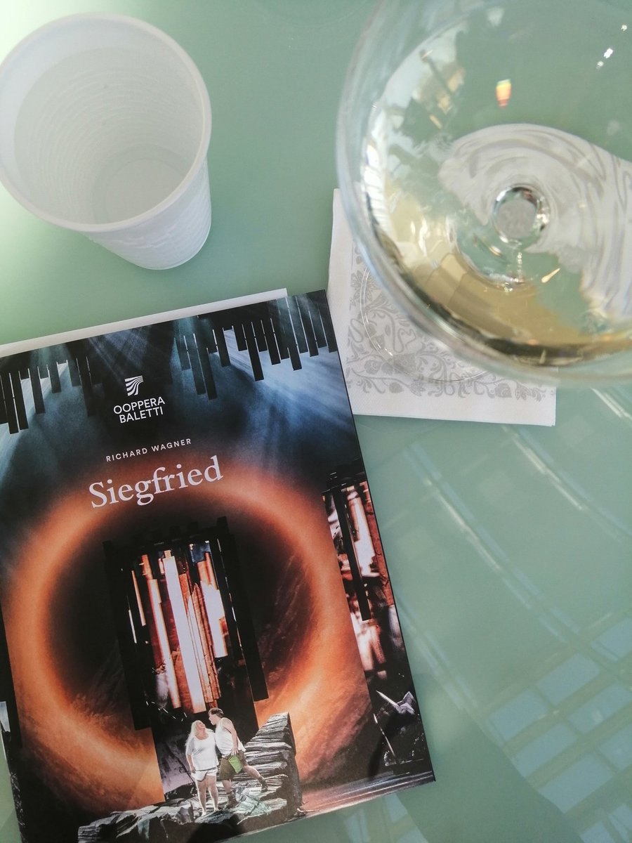 MarkusKronstrom's tweet photo. Oopperalauantai.
#markuskronström #indiekirjailija #indiekirjailijaelämää #oopperabaletti #siegfried #oopperalauantai https://t.co/D1rXmH8Dru