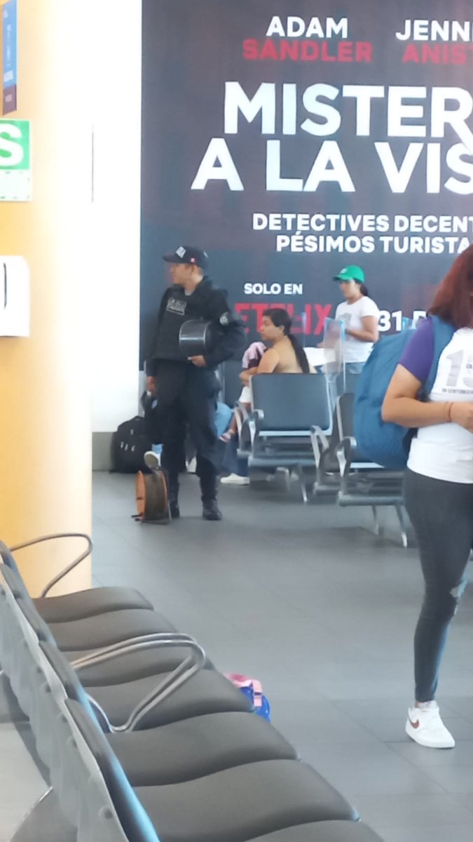 elche_rodrigo's tweet photo. @AeropuertoLima @Latina_pe @atvpe equipo #UDEX de la @PoliciaPeru ante alerta de equipaje sospechoso abandonado en la sala B1 a B11 https://t.co/bSl2YtBP7N
