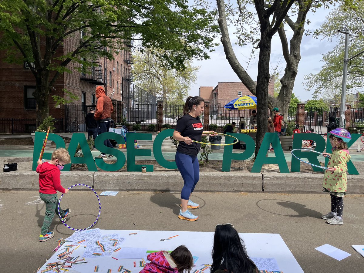CatalinaCruzNY's tweet photo. I spent #EarthDay morning with our neighbors at @PaseoPark34Ave
&amp; @34_ave - even got to check out this cool electric bus from @EMPIRECLEAN 

#investinclimatesolutions #supportparks #StreetsAreForPeople #carfreeday https://t.co/UgvUqgFs7Y
