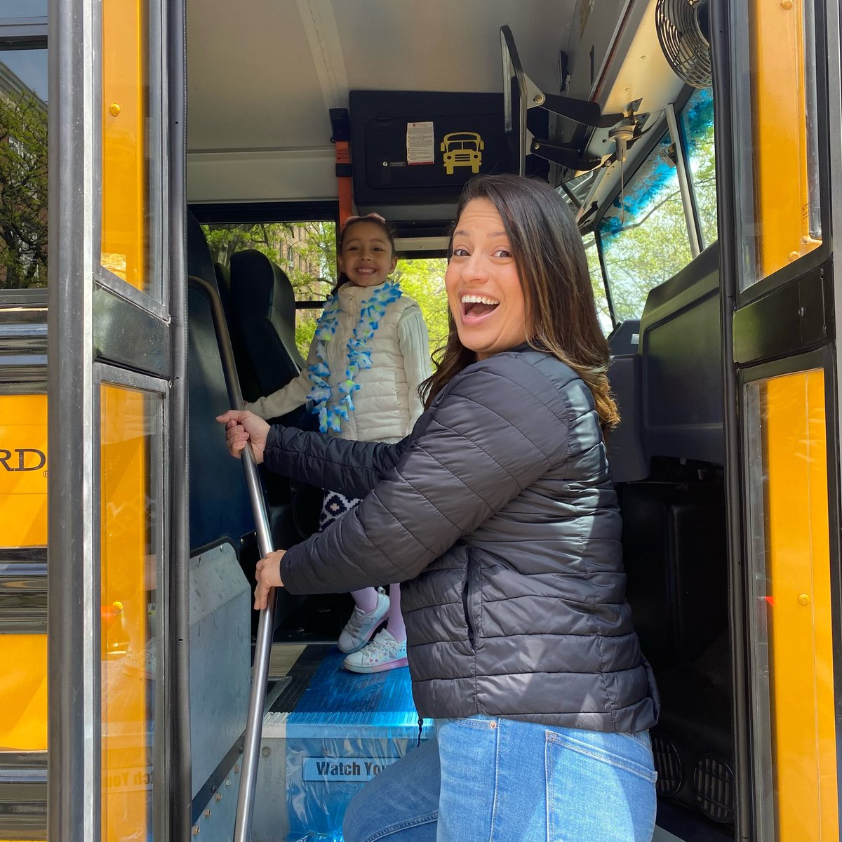 CatalinaCruzNY's tweet photo. I spent #EarthDay morning with our neighbors at @PaseoPark34Ave
&amp; @34_ave - even got to check out this cool electric bus from @EMPIRECLEAN 

#investinclimatesolutions #supportparks #StreetsAreForPeople #carfreeday https://t.co/UgvUqgFs7Y