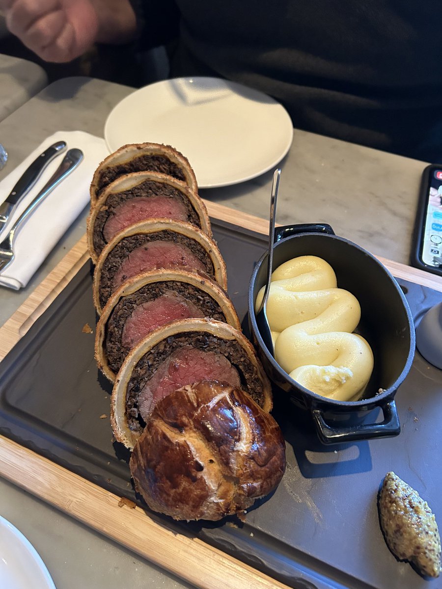 RT @JJLandry82: Beef Wellington and bone marrow mash potatoes at Gordon Ramsay’s in London. https://t.co/gRZ48741OX