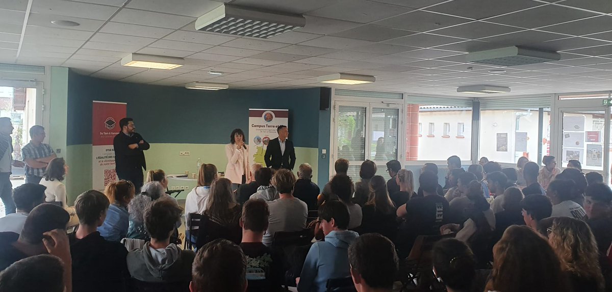 FPurseigle's tweet photo. Très heureux d'avoir présenté notre ouvrage "Une agriculture sans agriculteurs" @EditionsScpo aux élèves et enseignants du lycée professionnel agricole de Moissac.
Un immense merci à Martine Blanc, proviseur du lycée et @sam_ouahab @DTGE_82 pour leur accueil. https://t.co/pFjw6zPxwc