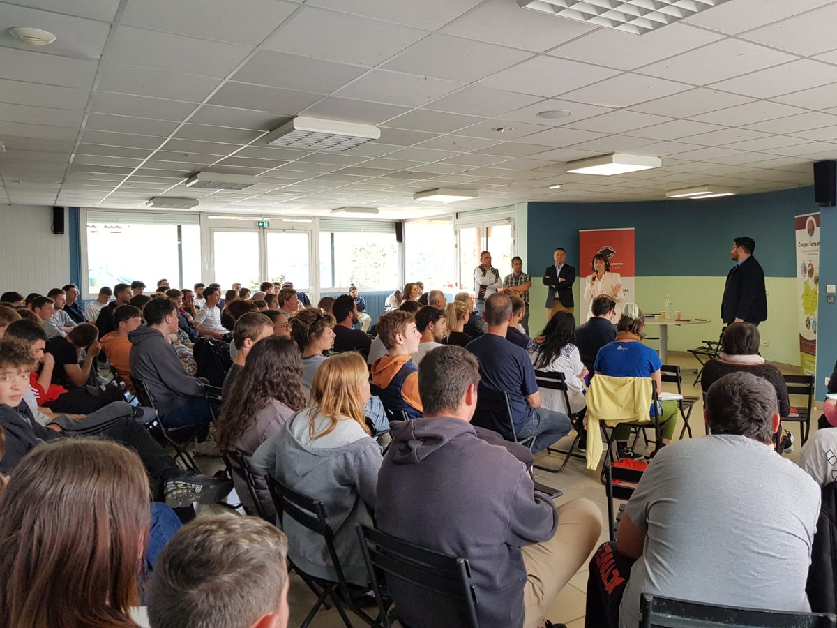 FPurseigle's tweet photo. Très heureux d'avoir présenté notre ouvrage "Une agriculture sans agriculteurs" @EditionsScpo aux élèves et enseignants du lycée professionnel agricole de Moissac.
Un immense merci à Martine Blanc, proviseur du lycée et @sam_ouahab @DTGE_82 pour leur accueil. https://t.co/pFjw6zPxwc