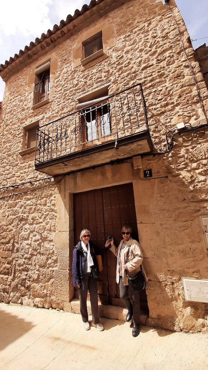 <a href="/kamatortuga/">Jordina Barceló</a> Emotiu retrobament avui entre la mare, cosines germanes i altres parents a cal Gabriel de la vila de L'Albagés, a la comarca de Les Garrigues. Tot va començar aquí, a la casa pairal del número 2 del carrer de la Travessera, d'on van haver d'anar-se'n perquè la vida així ho volia.