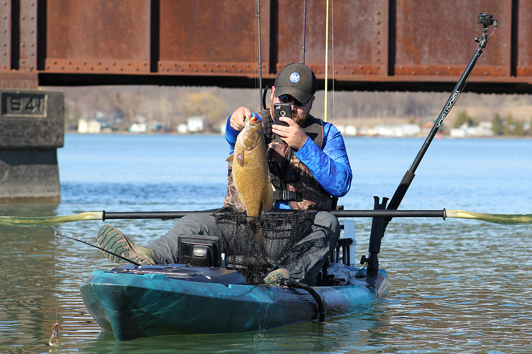 KayakAnglerMag's tweet photo. Jigging deep holes produces trophy spring smallmouth. Justin says, "You have to take a photo of each fish and share with friends, family and enemies."

📷: @american_kayaker
🎣: @johnpetroiii
📍: Cayuga Lake, New York
📗: Issue 38, Spring 2019 https://t.co/MWUE3usDSu