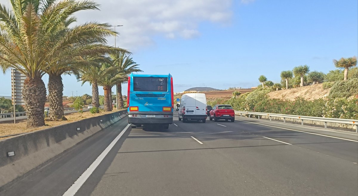 dromera79's tweet photo. @guaguasglobal @guardiacivil @DGTes cada vez más habitual observar este tipo de conductas  en la GC -1 sentido Las Palmas -Sur a la altura del Aeropuerto https://t.co/kLSiPqrX8e