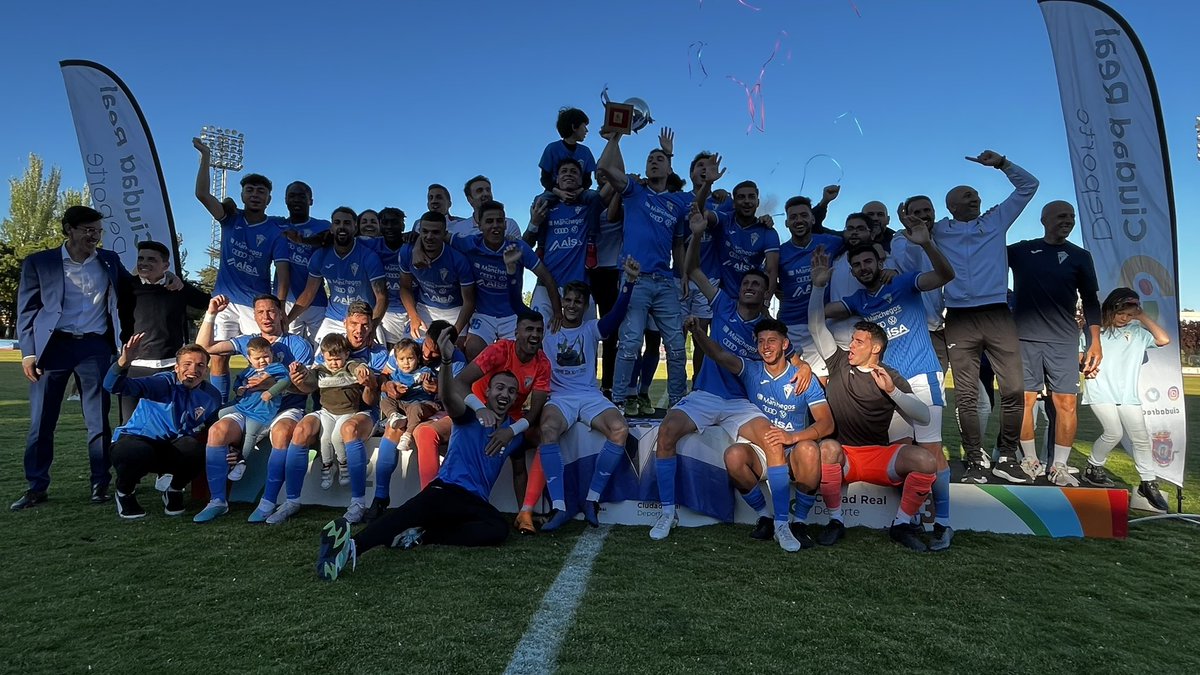 CDManchegoCReal's tweet photo. ¡Una fotografía para la historia! Estos son los CAMPEONES de 3ªRFEF 💙🤍 https://t.co/aCn2ey4Svo
