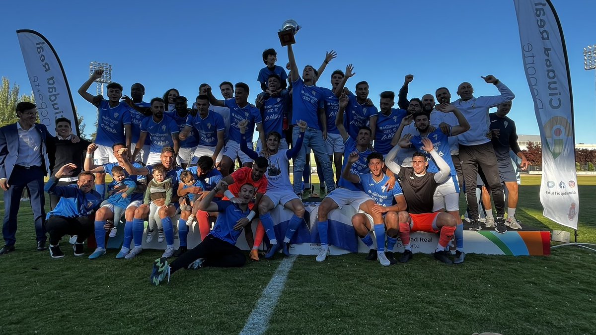 CDManchegoCReal's tweet photo. ¡Una fotografía para la historia! Estos son los CAMPEONES de 3ªRFEF 💙🤍 https://t.co/aCn2ey4Svo