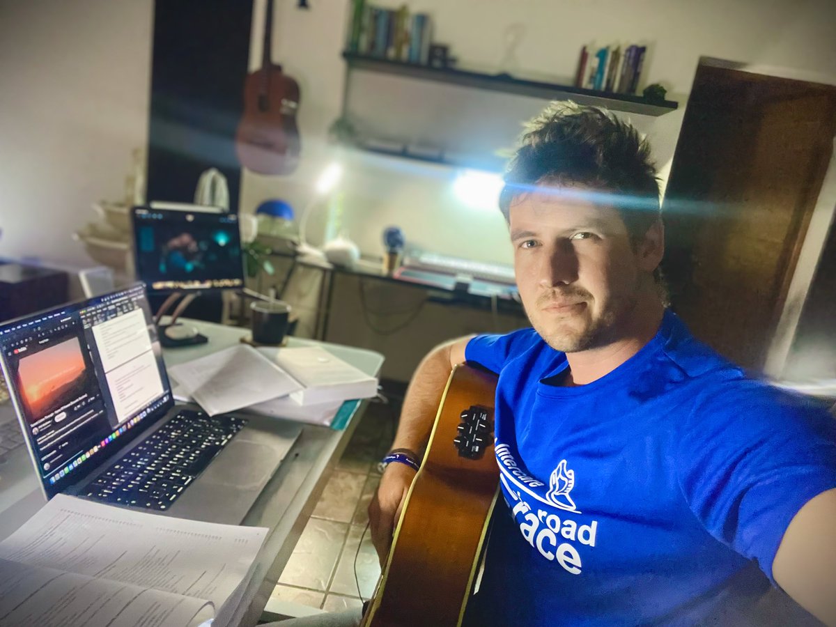RuanW's tweet photo. Prag dag vol familie, werk, op die pad gewees, studies, aan my tesis geskryf, ‘live streaming gear’ reggekry, musiek gedoen, ontwerpe gedoen, ons was sonder water en het nou bietjie loadshedding 😌 Geen wonder die ‘rykste’ mens in die wêreld is ‘n (gebore) Suid Afrikaner nie 😋 https://t.co/C3gX0HpQui