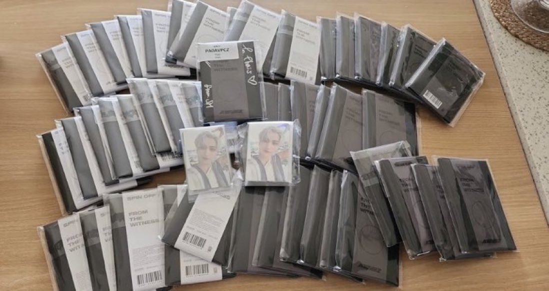 Je vends 10€ ces poca albums !! Rt appréciés svpppp il m’en reste seulement 15