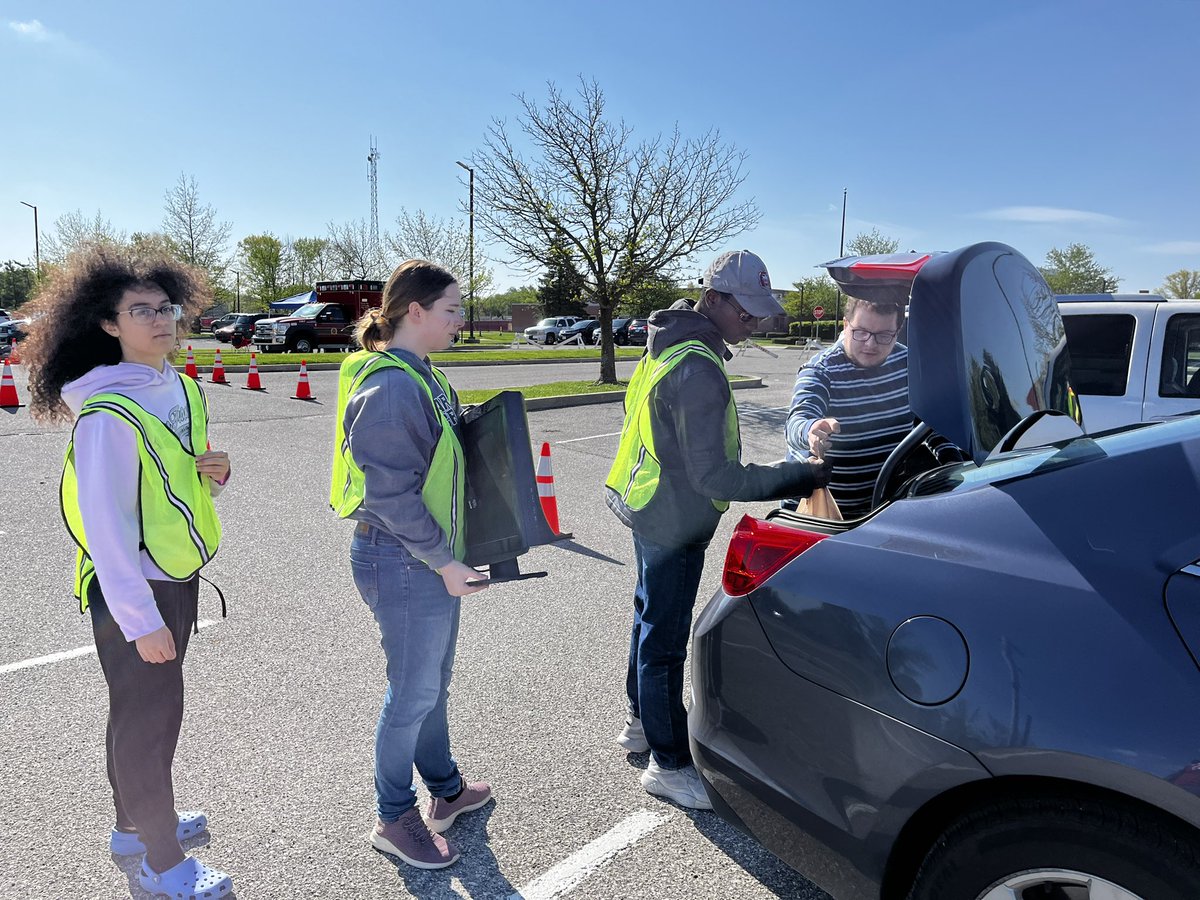 Happy Earth Day! Today Key Club members worked with the LPD and Crimestoppers of Central Indiana to collect, shred, and recycle paper goods and electronics as part of their annual Shred-It Day. 🌎💕