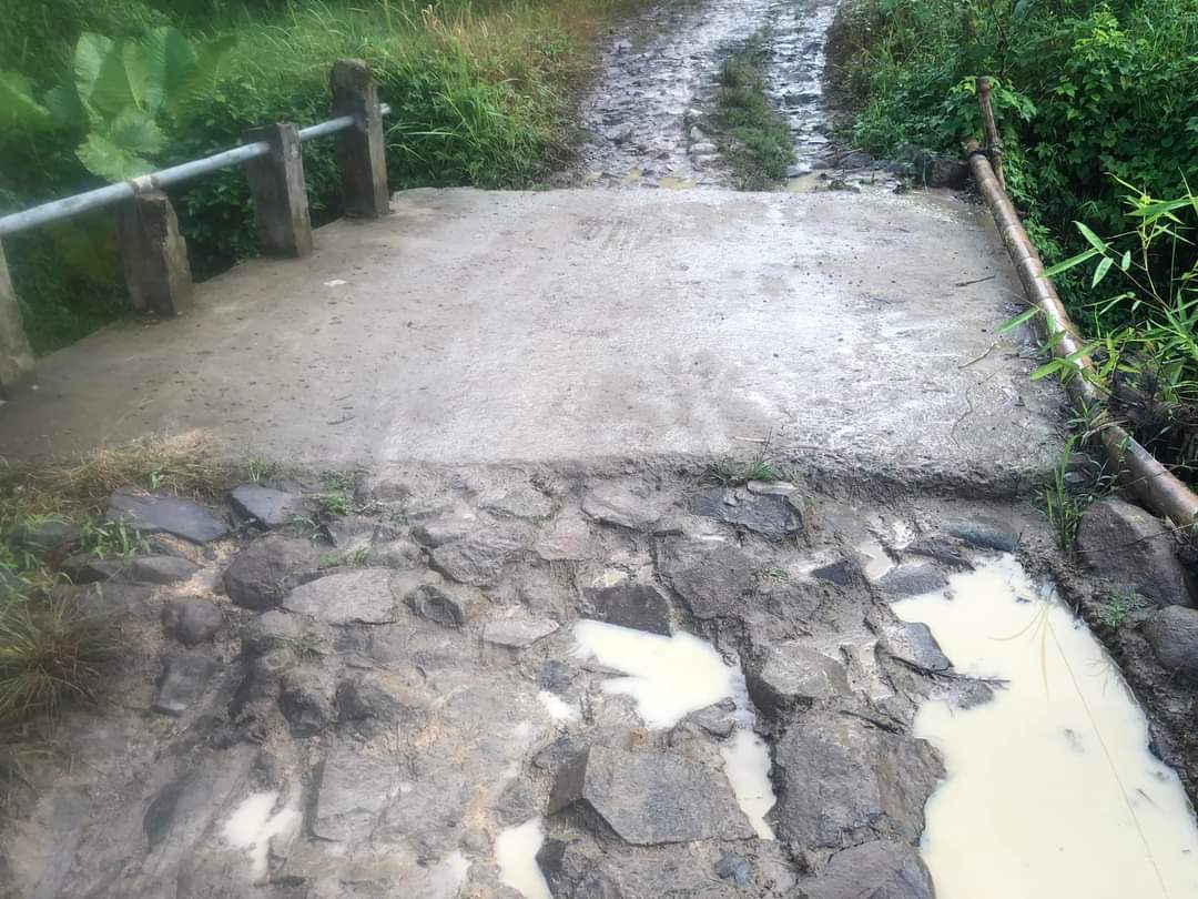 bung_madin's tweet photo. Padahal Pandeglang dari segi infrastruktur sangatlah kurang memadai, ditambah dgn rusaknya akses jalan membuat masyarakat Pandeglang kesulitan untuk pergi ke sekolah, belanja ke pasar dan ke rumah sakit.

Ibu kerja untuk rakyat atau memperkaya diri sendiri.? https://t.co/GkbomE0VfV