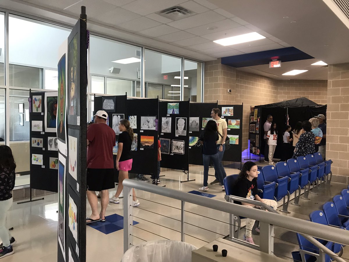 ValsArtClass's tweet photo. Artfest day!!! #Northsidefinearts #NorthsideForAll https://t.co/xacIL0ULKB