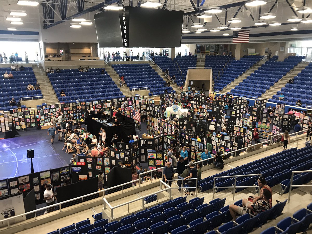 ValsArtClass's tweet photo. Artfest day!!! #Northsidefinearts #NorthsideForAll https://t.co/xacIL0ULKB