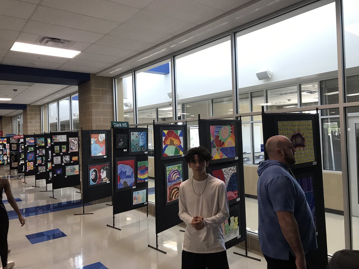 ValsArtClass's tweet photo. Artfest day!!! #Northsidefinearts #NorthsideForAll https://t.co/xacIL0ULKB