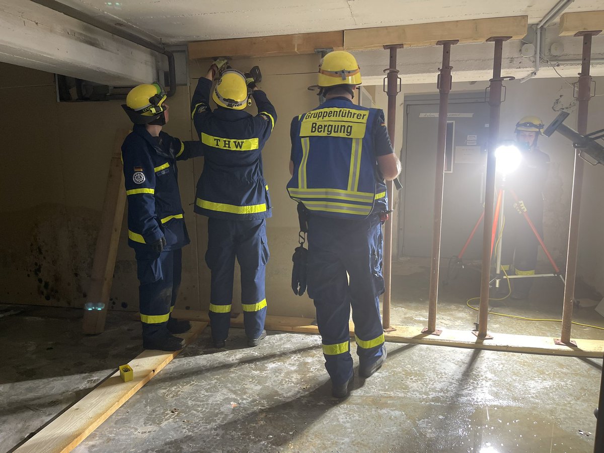 +++ Hausexplosion mit mehreren Verletzten +++
So lautete heute Morgen die Alarmierung zu unsere Alarmübung
die, die Helfer*innen des Technischen Zuges unseres Ortsverbandes um 7:19 Uhr aus dem Schlaf gerissen hat.
#THW #Mayen #Mitmachen #immerda
#ehrenamt #ehrenamtausüberzeugung