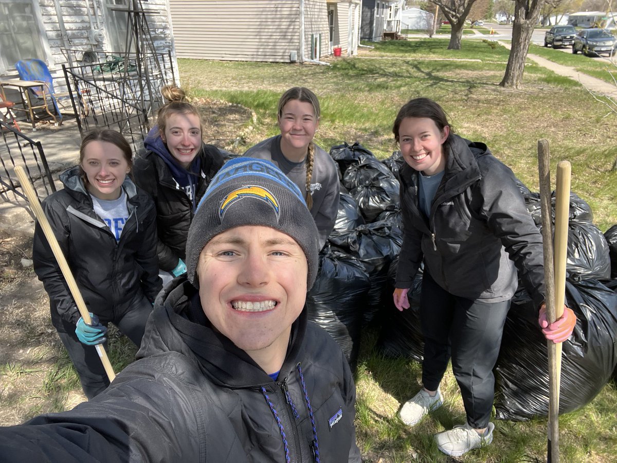 unkesc's tweet photo. Whooo! 💪🏼 We hit the ground running with 575 others to serve the Kearney community!

41 bags of leaves were collected at one location, and the gals ran power tools at the other! 🌲 🍃 🧰 

It’s always a great day to make a small impact on our lovely community! Go Lopers! 💙💛 https://t.co/0JU6nvjfd7