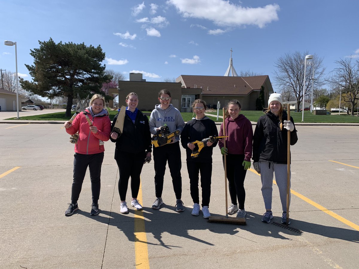 Whooo! 💪🏼 We hit the ground running with 575 others to serve the Kearney community!

41 bags of leaves were collected at one location, and the gals ran power tools at the other! 🌲 🍃 🧰 

It’s always a great day to make a small impact on our lovely community! Go Lopers! 💙💛