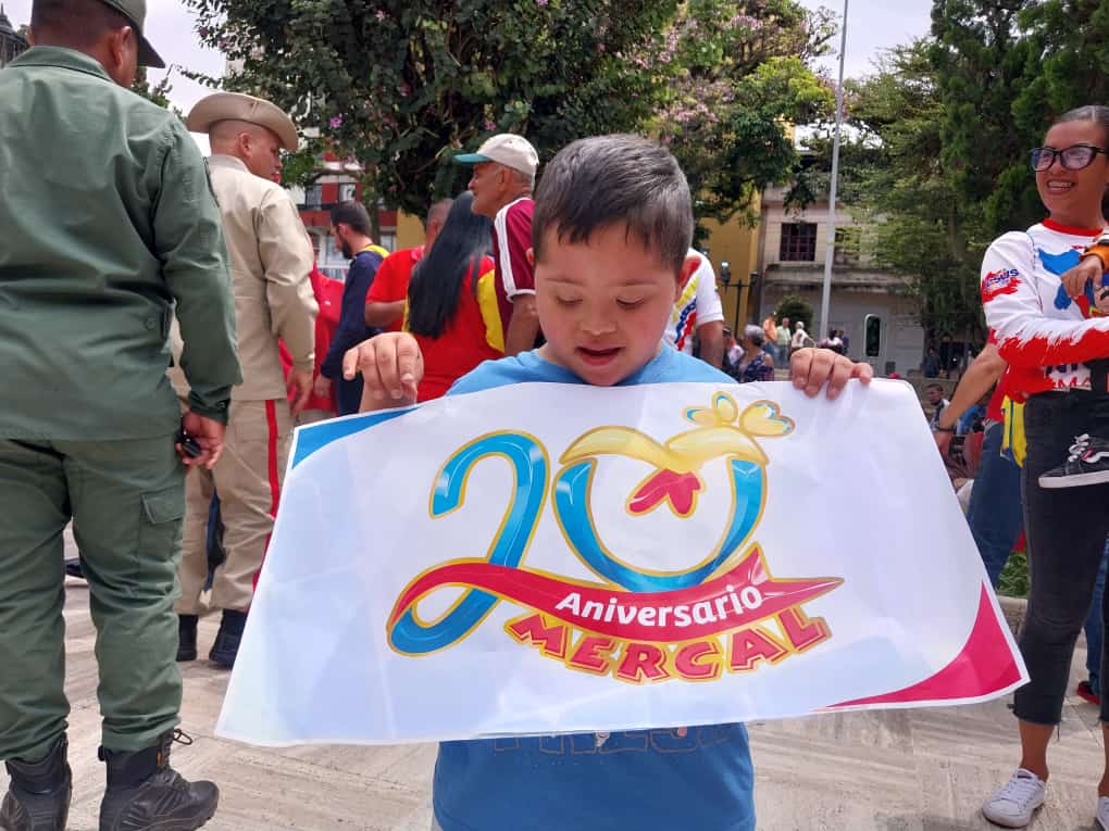 Gracias a MERCAL por aportar su esfuerzo y compromiso en la defensa de la seguridad alimentaria de Venezuela, de la mano de los Comité Locales de Abastecimiento y Producción (CLAP). 
#MercalEsPueblo <a href="/LealTelleria/">M/G Carlos Leal Tellería</a> <a href="/MercalOficial/">Mercal Oficial</a>