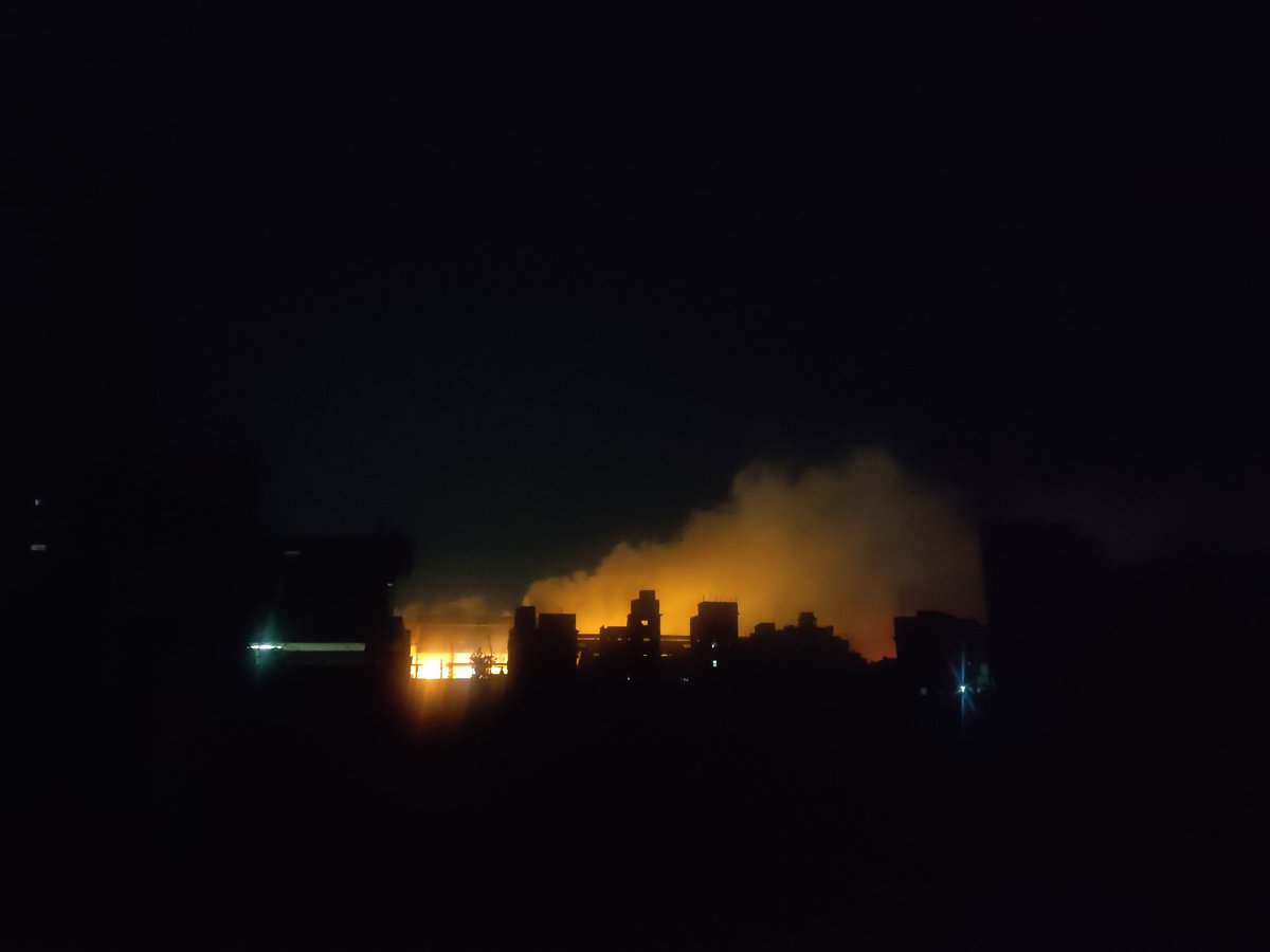 abhiarya1255's tweet photo. Steel factory at Nasriganj ,digha,patna 18 becoming pollute day by day.This scene always getting happen from 7 PM to 6 A.M daily. all area get coverd by polluted fogg that is very dangerous for public health.#NitishKumar #pollution #biharsarkar #AirPollution https://t.co/1YmLxIK9Sz