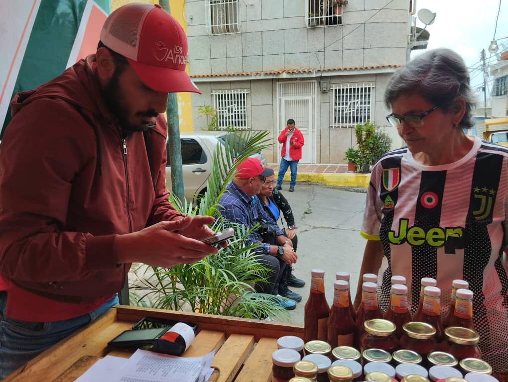 #22Abr• Feria del Campo Soberano atiende a familias de la Base de Misiones Samuel Robinson en la parroquia Altagracia del municipio Libertador de Caracas.

#FiestaDeportivaDelAlba
#MercalEsPueblo