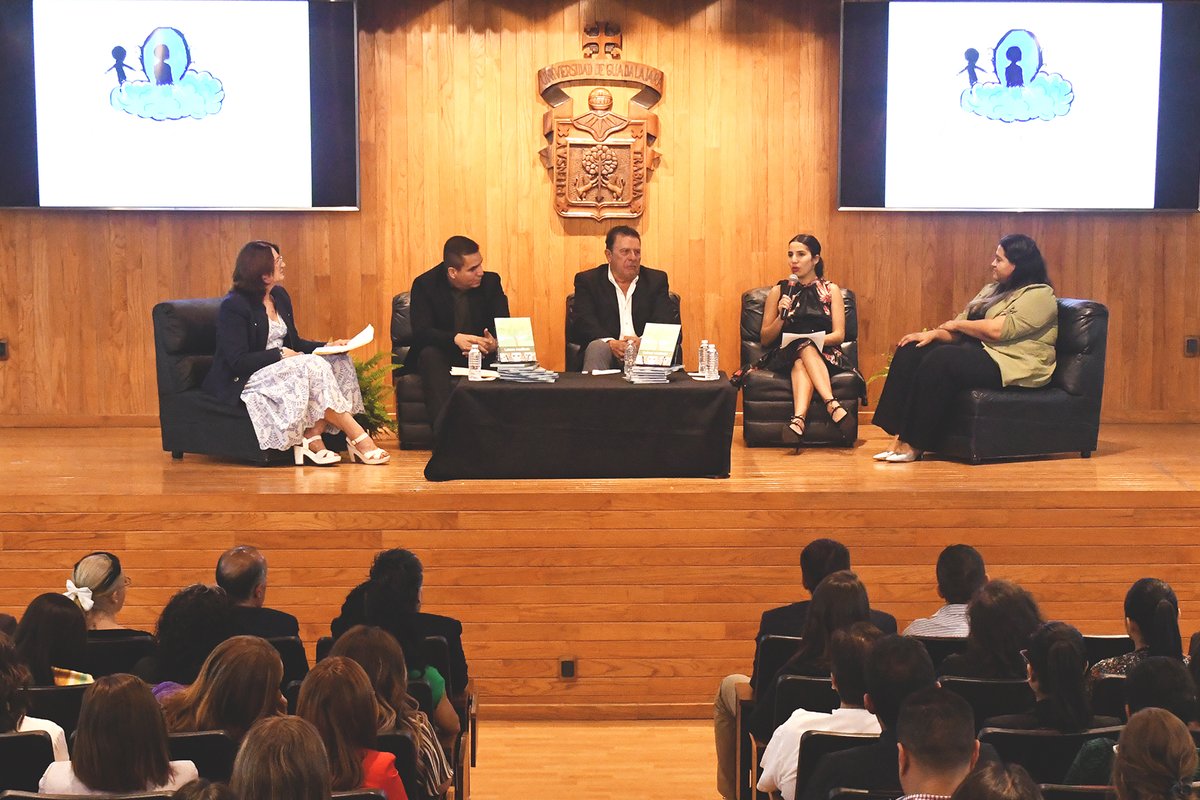 SSeguridadJal's tweet photo. Gracias a una colaboración entre nuestra #DIGPRES y la UdeG, se presentó “Letras cautivas”, una antología de literatura penitenciaria.📚
Esto como resultado de los talleres literarios que profesores de Educación Media Superior, realizaron con jóvenes en internamiento. https://t.co/Gkn8xXuayT