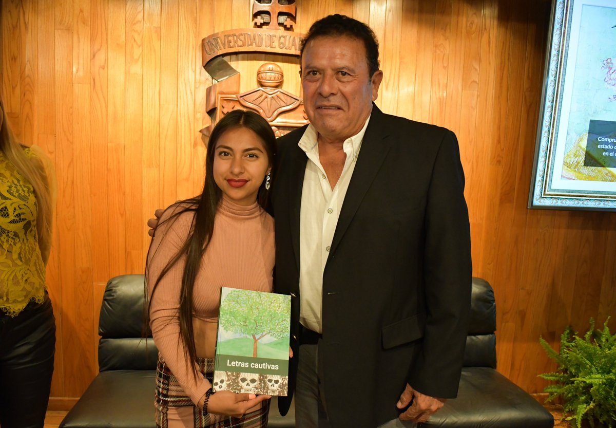 SSeguridadJal's tweet photo. Gracias a una colaboración entre nuestra #DIGPRES y la UdeG, se presentó “Letras cautivas”, una antología de literatura penitenciaria.📚
Esto como resultado de los talleres literarios que profesores de Educación Media Superior, realizaron con jóvenes en internamiento. https://t.co/Gkn8xXuayT