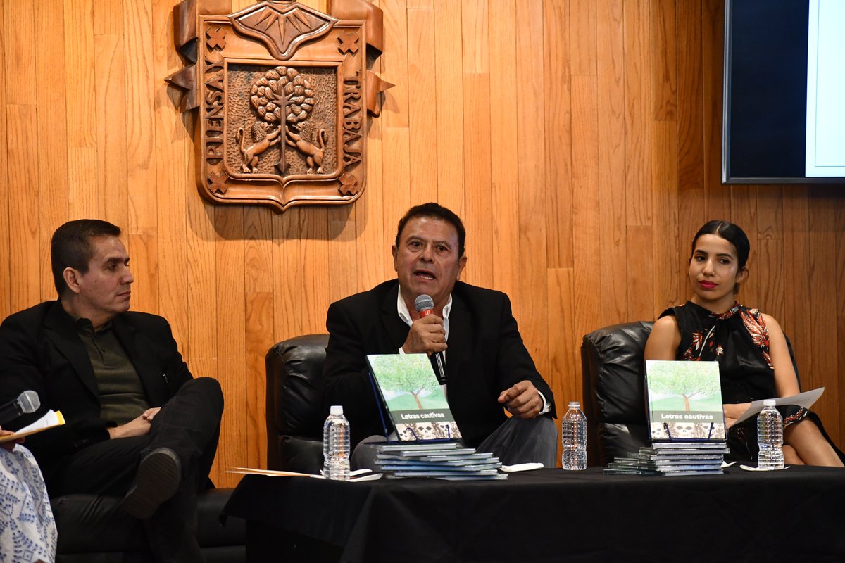 SSeguridadJal's tweet photo. Gracias a una colaboración entre nuestra #DIGPRES y la UdeG, se presentó “Letras cautivas”, una antología de literatura penitenciaria.📚
Esto como resultado de los talleres literarios que profesores de Educación Media Superior, realizaron con jóvenes en internamiento. https://t.co/Gkn8xXuayT