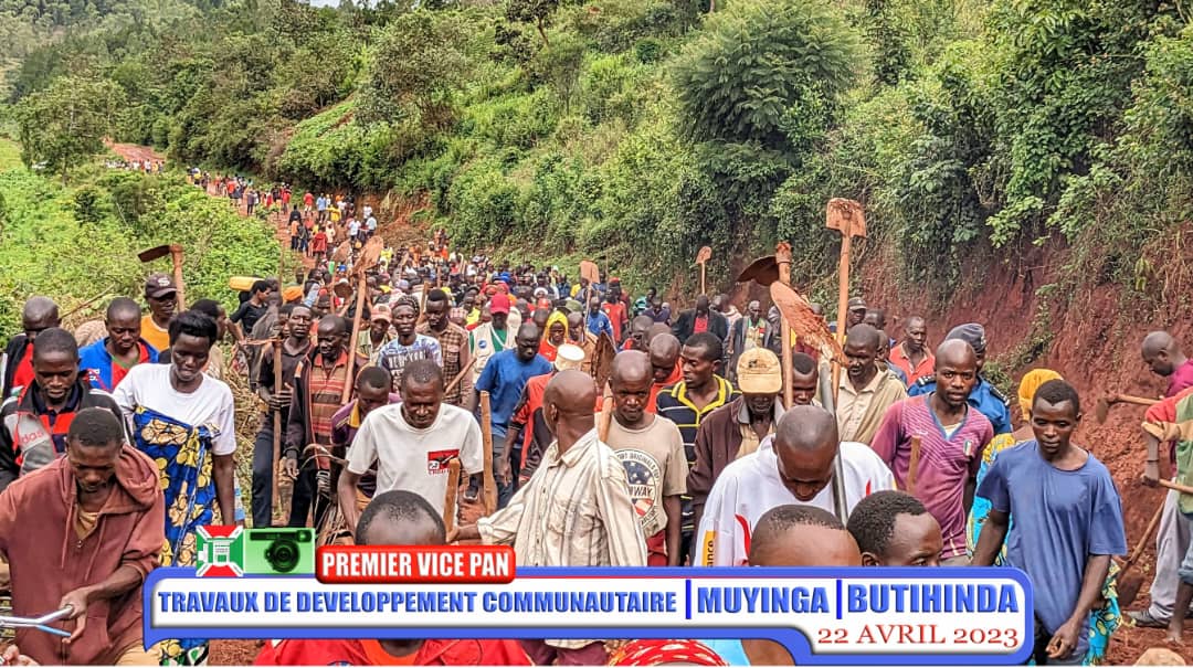 nshingamateka's tweet photo. 2/n L'Hon. Sabine Ntakarutimana a centré son message sur l'aspect multifonctionnel de la route comme pour démontrer son importance. La route favorise les échanges commerciaux, consolide la cohésion sociale et permet un déplacement rapide et aisé. D'où son entretien est impératif. https://t.co/lh4qfhH5M2
