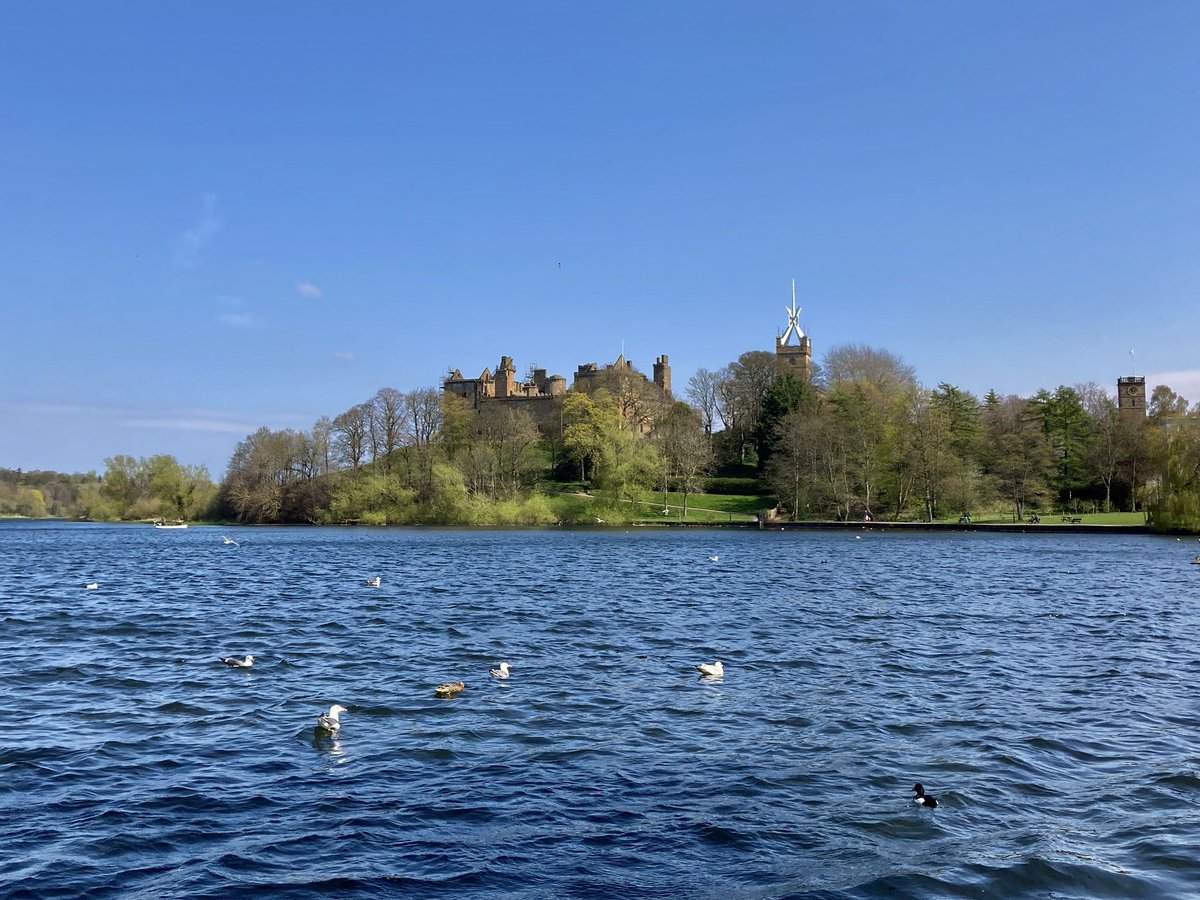Great guided walk today at <a href="/welovehistory/">Historic Scotland</a> #LinlithgowLoch from <a href="/HolyroodRanger/">Holyrood Ranger Gordon</a> 🌿☀️🏰🌊
