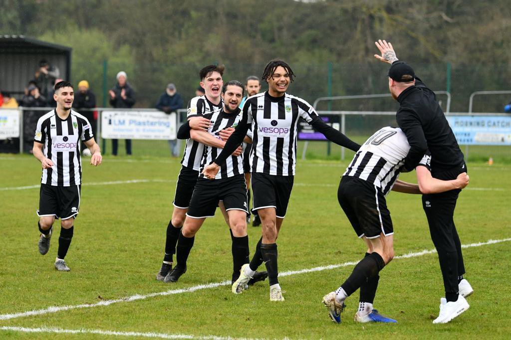 What a group🖤🤍 ‘don’t worry we got ponty next week’ 👀🤣