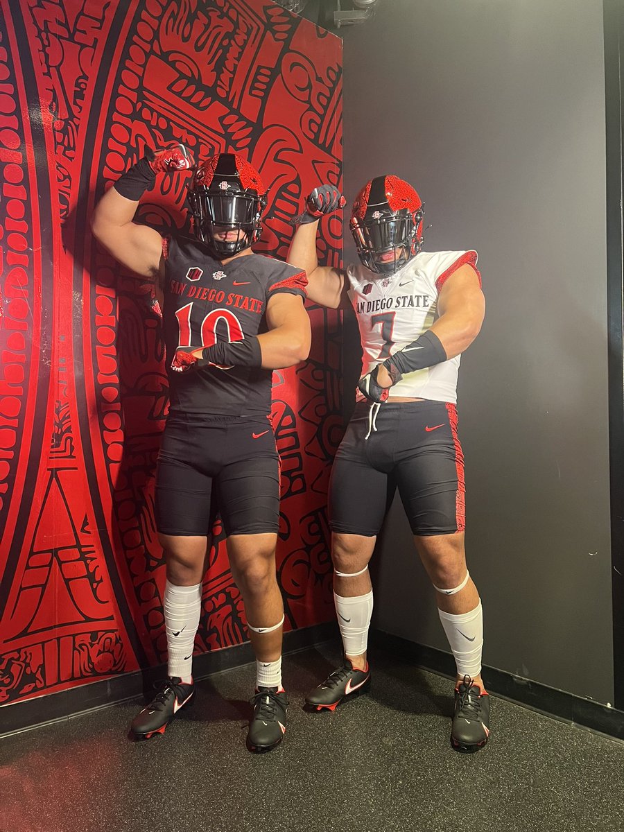Had a great time at <a href="/AztecFB/">San Diego State Football</a> yesterday. Thank you @s_eselu as well as the rest of the Aztec football coaching staff for having <a href="/RayPaulo7/">Ray Paulo</a> and I. 

@CoachDeakinSDSU <a href="/CoachMGoff/">Mike Goff</a> <a href="/BradyHoke/">Brady Hoke</a> <a href="/Coach_Mattix/">Kurt Mattix</a> <a href="/CoachBojay/">Bojay Filimoeatu</a> <a href="/SethWDamron/">Seth Damron</a> <a href="/CoachPomfret/">Mike Pomfret</a>