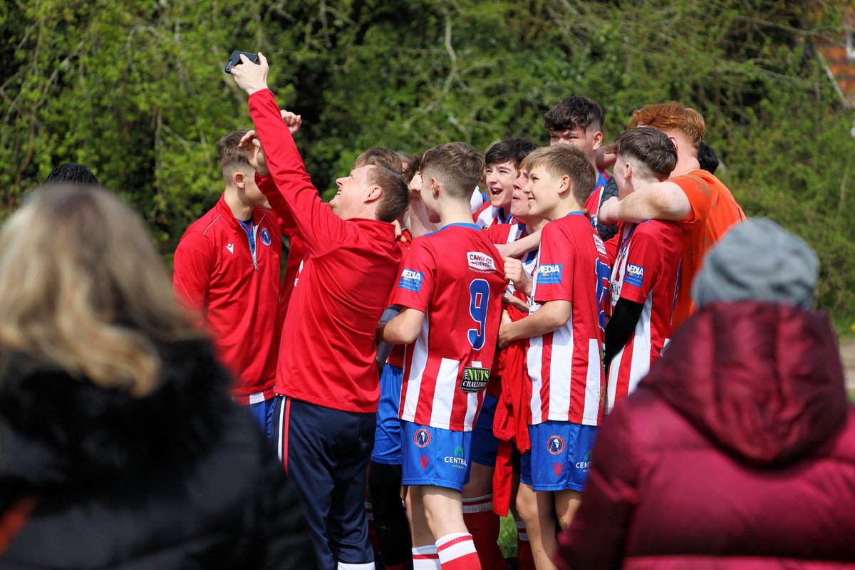 DWFCAcademy's tweet photo. DWFA | OUR U15 BLUES ARE LEAGUE CHAMPIONS 🏆

With just 1 loss all season, our U15 Blues side wrapped up the league title earlier today in a tough deciding game against Cranleigh! 👏

Well done to the Blues players &amp; to coaches Chris, Cave &amp; Jason!!!

#WeAreWanderers 🔴⚪ https://t.co/6zv3CORGCY