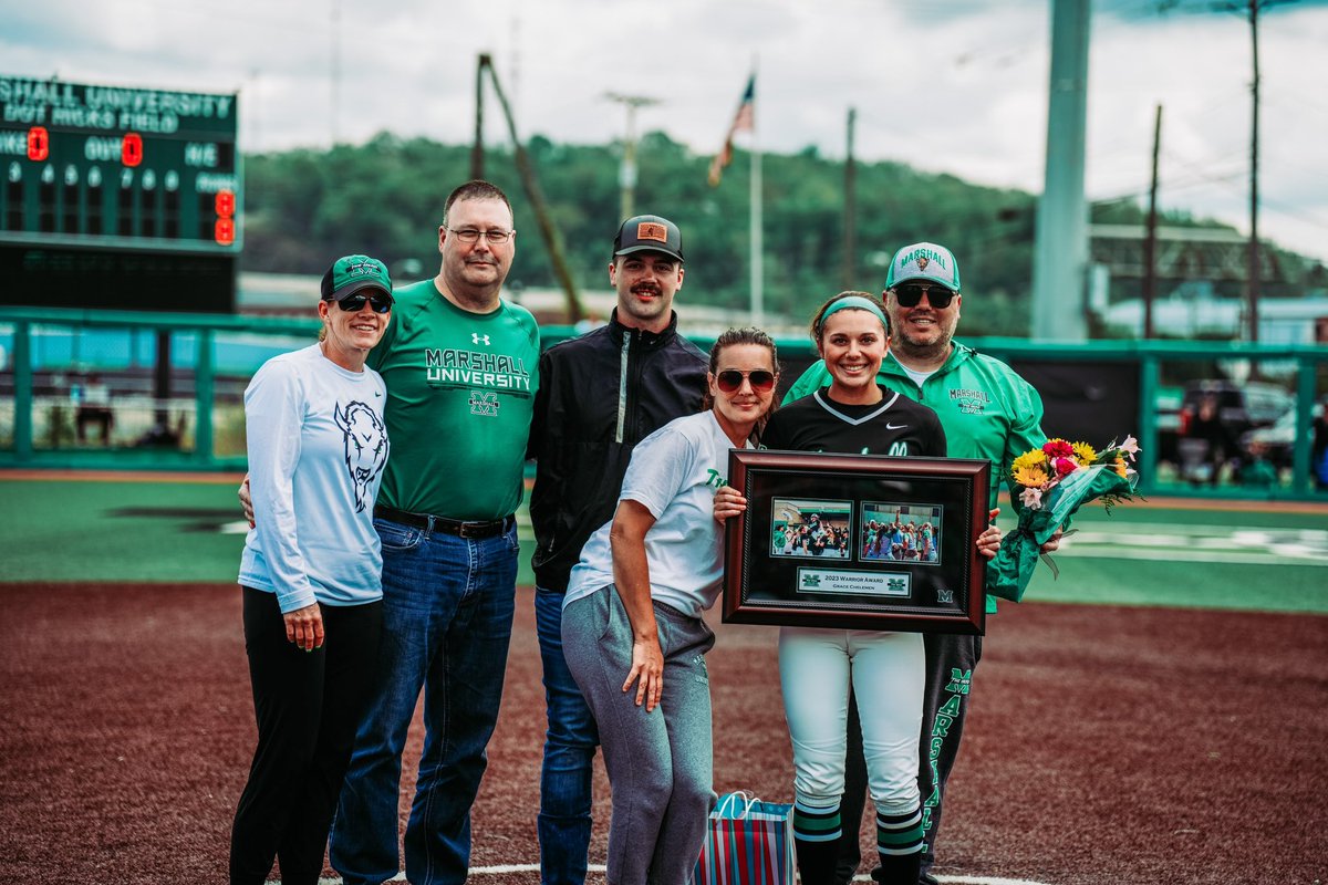 HerdSB's tweet photo. War•ri•or - a brave or experienced soldier or fighter. 

Congratulations to Grace Chelemen on winning the 2023 Warrior Award in honor of Emileigh Cooper. 

Special thanks to Emileigh’s dad, Butch for throwing the first pitch. 

#PaintItGreen // #WeAreMarshall https://t.co/ZV84NAqXsQ