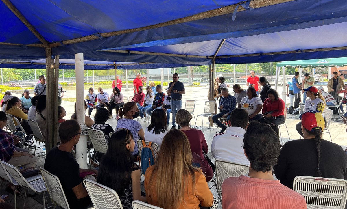 Estamos en Los Dos Caminos del municipio Sucre junto a los vecinos, vecinas y el Alcalde José Vicente Rangel, seguimos fortaleciendo la participación protagónica para construir el país que todos y todas soñamos. ¡Vamos Pa’lante! 

 #FiestaDeportivaDelALBA

<a href="/NicolasMaduro/">Nicolás Maduro</a>