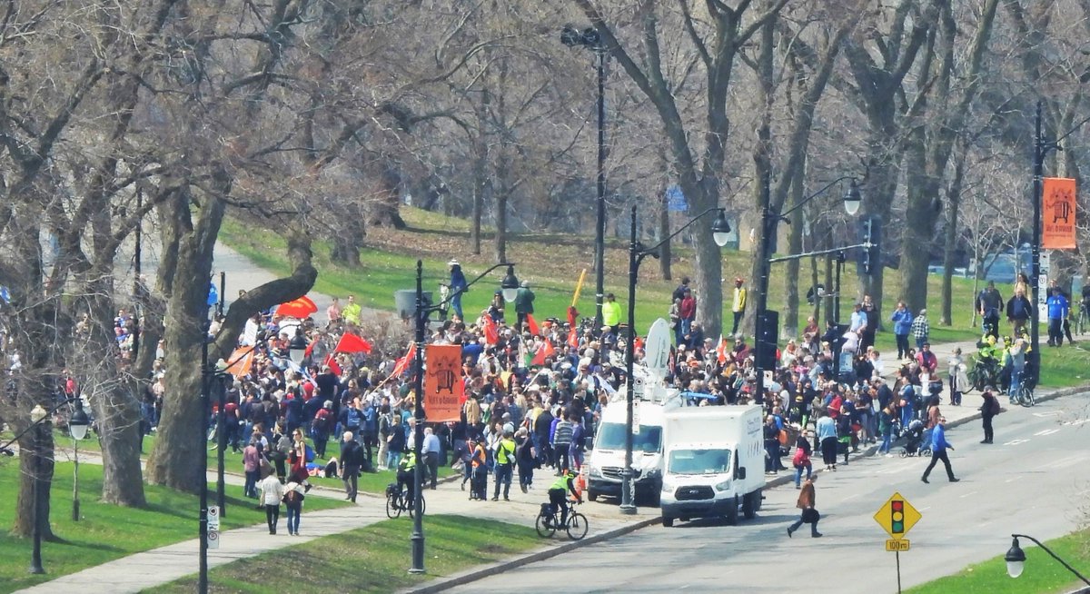 Journée de la Terre...

À 13H41 rassemblement au pied du monument George-Étienne-Cartier, parc du Mont-Royal, pour la marche de la Journée de la Terre...
#LAGRC #Mtl 2023-04-22  13H53 

(photo prise à travers une fenêtre de la piscine du Colisée)