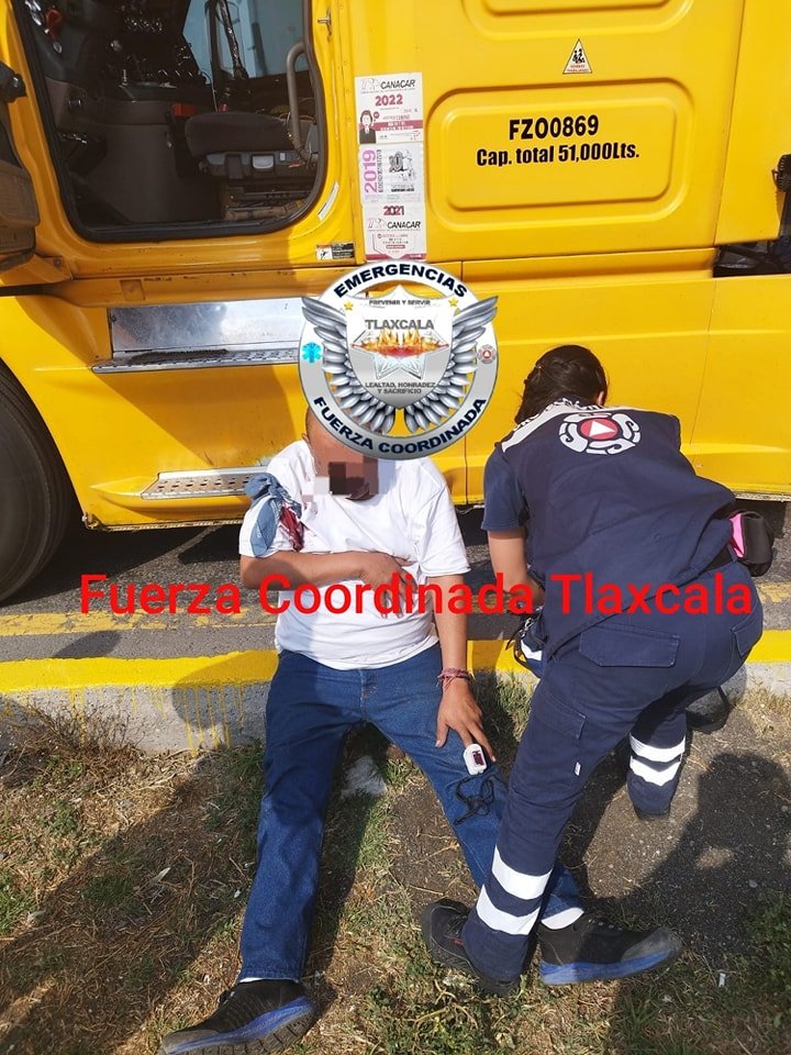 Arco_Norte_CDMX's tweet photo. #ASaltos #ArcoNorte fue Asaltado Miércoles 19 de Abril del 2023 altura  de #Calpulalpan Gasolineras "las gemelas" 2 sujetos armados intentaron asaltar, conductor salto del camión  pegándose en el muro de contención, tengan cuidado en esa zona @arconorte https://t.co/90vVsDQ0wH