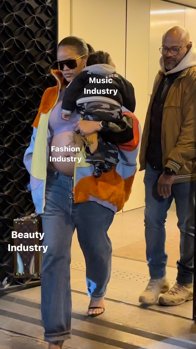 TokoGa12's tweet photo. Rihanna be caring all these like it’s nothing 😭🥹 https://t.co/gD0EXaoYfO