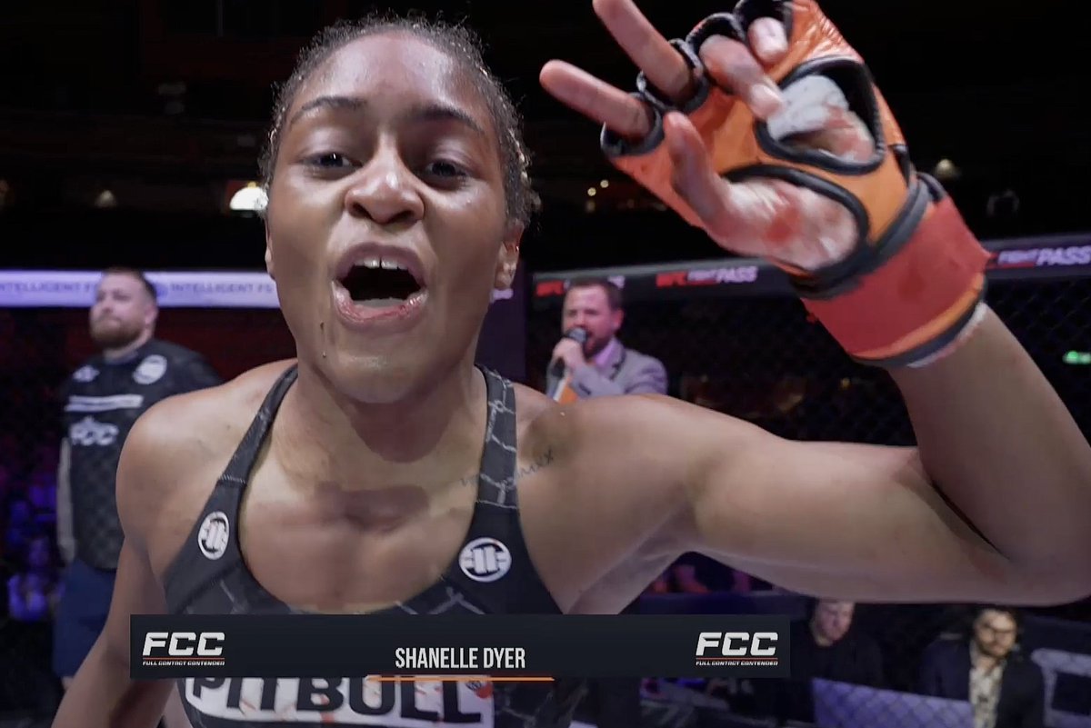 pelunaton's tweet photo. La inglesa Shanelle Dyer (2-0) de 22 años me ha dejado muy buena impresión, físicamente se le ve un portento, con potencia, poder de KO, ojito con esta chica que parece una buena promesa inglesa #FCC33 https://t.co/bzplJr2qI1