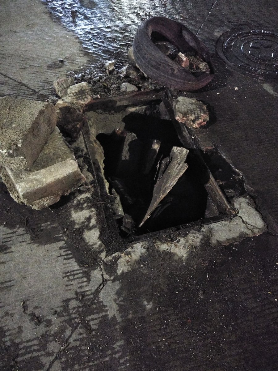 NOLASCOAriel's tweet photo. @eduardorivera01 @PueblaAyto coladera abierta sobre carretera con dirección a la  resurrección antes de la entrada a galaxia manzanilla, APOYO Y PRECAUCIÓN 🚧🚨 @nmaspuebla @laredcincoradio @Imagen_Puebla https://t.co/irSxRcVJrr