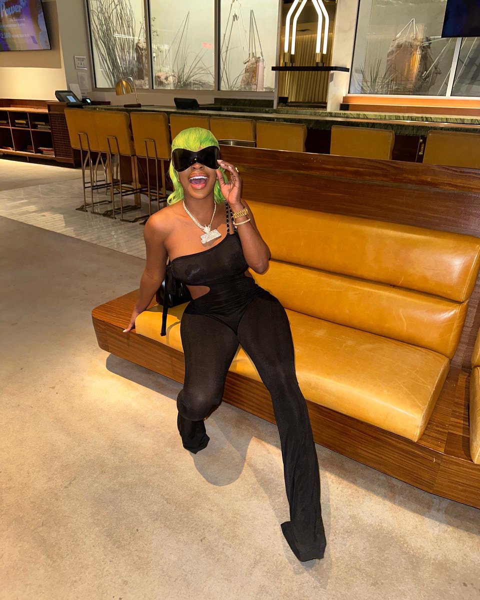 JDiva_91's tweet photo. And when it comes to a mullet , I can’t be phuckeddddd with !!!! 

JayDiva takes Vegas ….. #jaydiva#jdiva#mullet#tour#miamirappers#thatgirl#lasvegas https://t.co/3yjHT1O0zV
