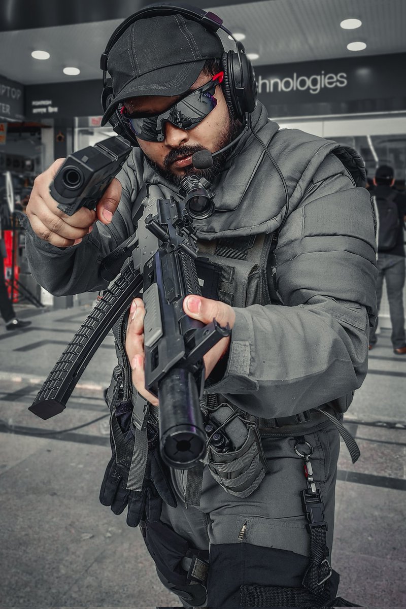 cpt_cross's tweet photo. "Switching to your Sidearm is faster than Reloading"
Another click from my recent Cosplay that I'm real proud to share ♥️

#cosplay #CSGO #CallofDuty #Guns #cosplayer #photography #photooftheday https://t.co/AAe9Z2M9CX