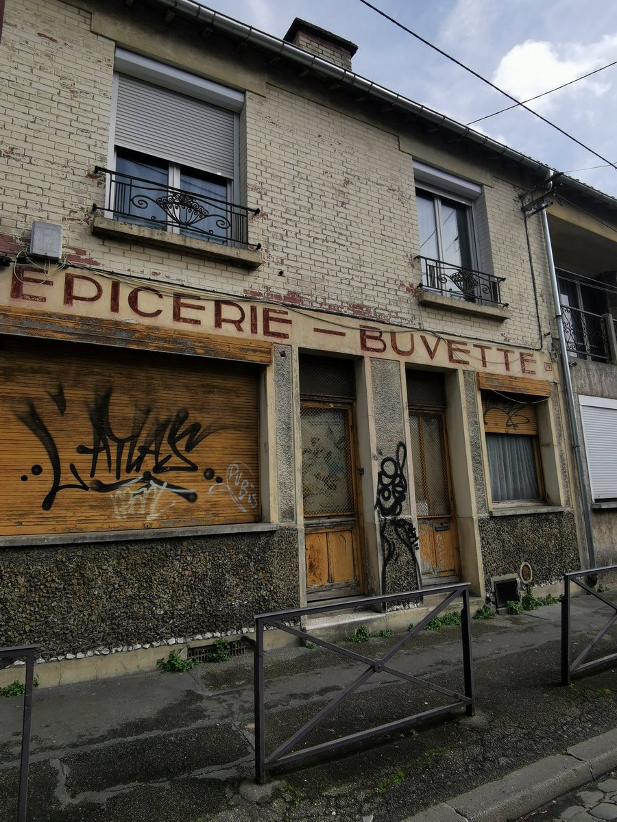 Badalssim's tweet photo. #CommercePop en désuétude https://t.co/GSwv66J49t
